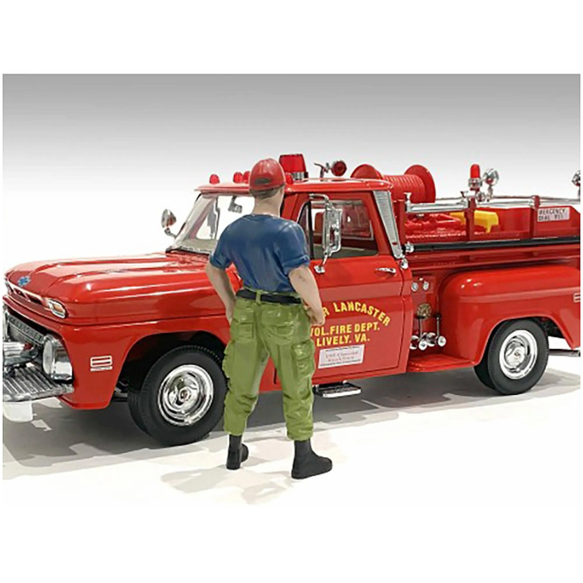 American Diorama Figure - Firefighters Off Duty Polyresin for 1/18 Scale Models